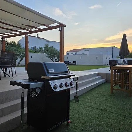 Lucy - With Heated Saltwater Pool And Free Private Parking