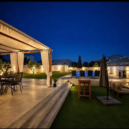 Lucy - With Heated Saltwater Pool And Free Private Parking Zadar