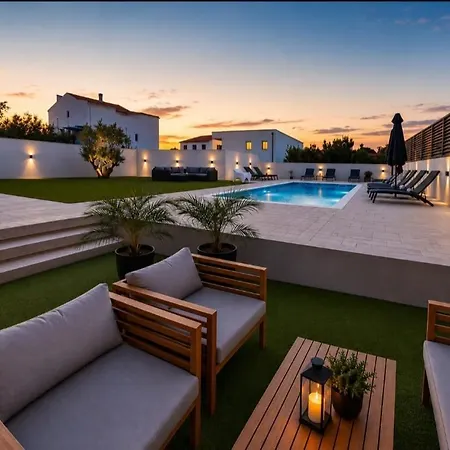 Apartment Lucy - With Heated Saltwater Pool And Free Private Parking *