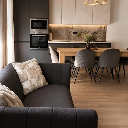 Lucy - With Heated Saltwater Pool And Free Private Parking Apartment