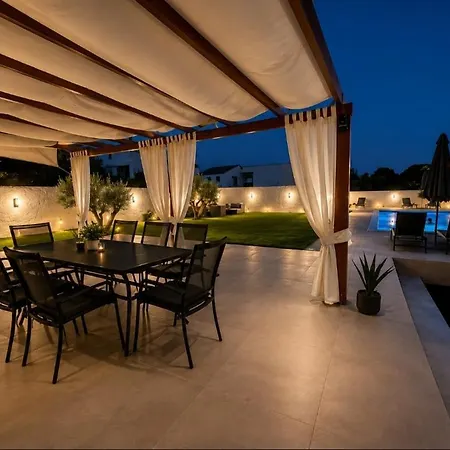 Apartment Lucy - With Heated Saltwater Pool And Free Private Parking *