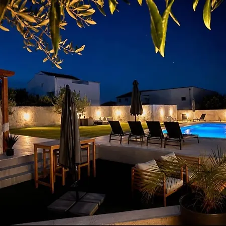 Lucy - With Heated Saltwater Pool And Free Private Parking Apartment Zadar