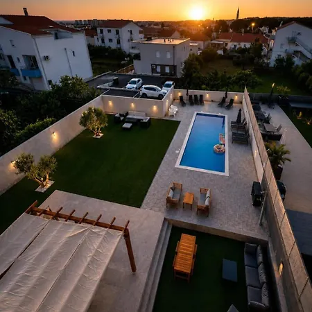 Lucy - With Heated Saltwater Pool And Free Private Parking *