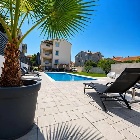 Lucy - With Heated Saltwater Pool And Free Private Parking Apartment
