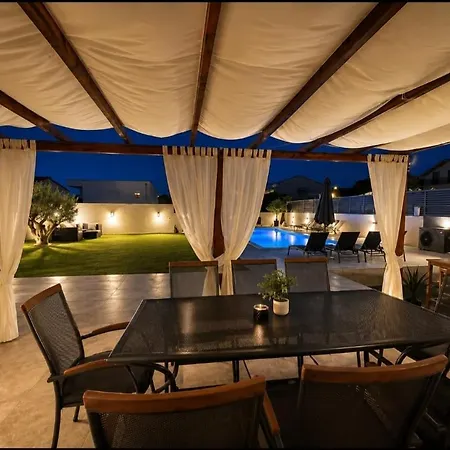 Apartment Lucy - With Heated Saltwater Pool And Free Private Parking
