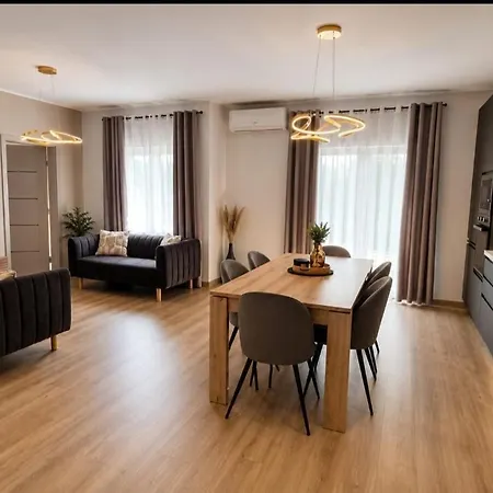 Lucy - With Heated Saltwater Pool And Free Private Parking Apartment