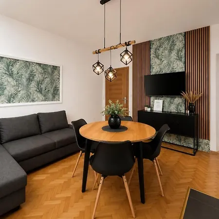 Lucy - With Heated Saltwater Pool And Free Private Parking Apartment *