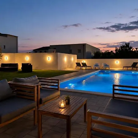 Apartment Lucy - With Heated Saltwater Pool And Free Private Parking