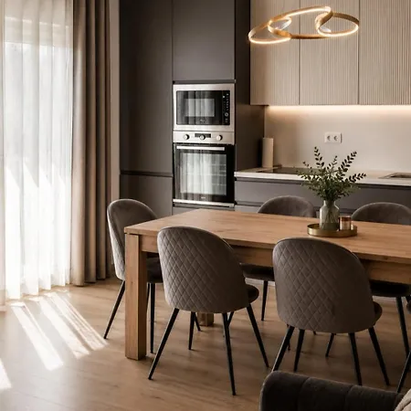 Lucy - With Heated Saltwater Pool And Free Private Parking Apartment *