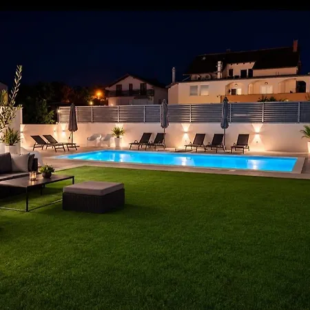 Lucy - With Heated Saltwater Pool And Free Private Parking *