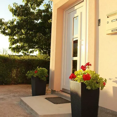 Lucy - Free Private Parking Zadar