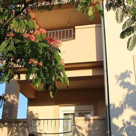 Lucy - Free Private Parking Apartment *