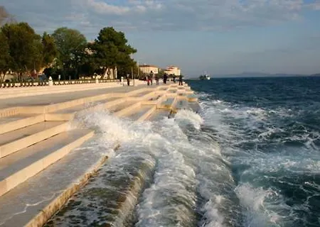 アパート Lucy With Heated Saltwater Pool And Free Private Parking ザダル