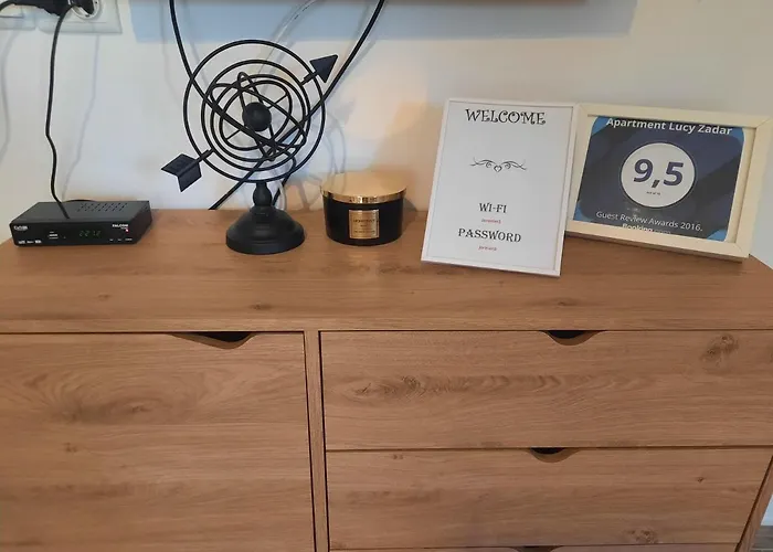 Lucy With Heated Saltwater Pool And Free Private Parking ザダル