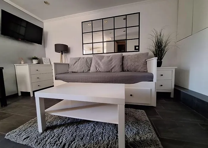 Lucy With Heated Saltwater Pool And Free Private Parking アパート *