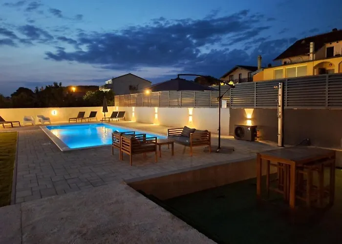 Lucy With Heated Saltwater Pool And Free Private Parking アパート