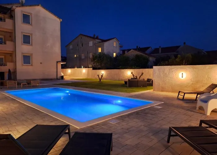 アパート Lucy With Heated Saltwater Pool And Free Private Parking ザダル