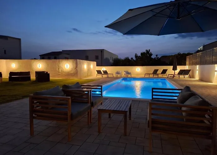 Lucy With Heated Saltwater Pool And Free Private Parking アパート