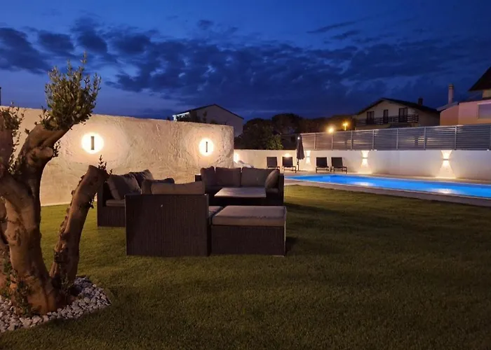 Lucy With Heated Saltwater Pool And Free Private Parking *