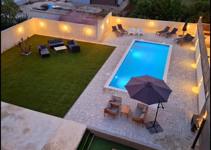 Lucy With Heated Saltwater Pool And Free Private Parking * ザダル