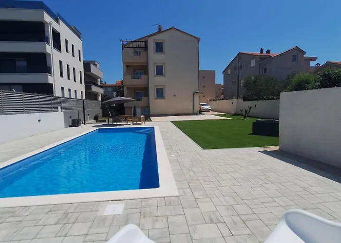 Lucy With Heated Saltwater Pool And Free Private Parking Apartman *