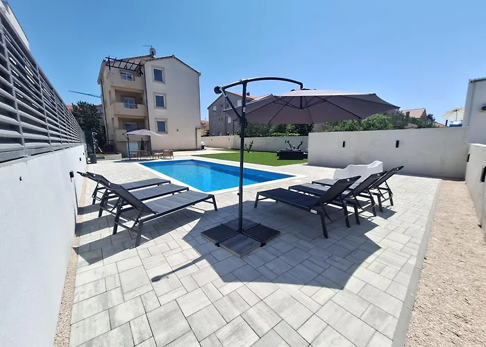 Lucy With Heated Saltwater Pool And Free Private Parking *