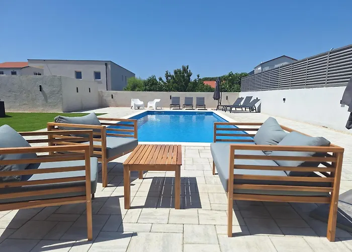 Lucy With Heated Saltwater Pool And Free Private Parking ザダル