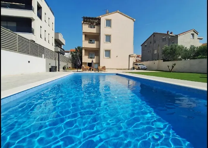 アパート Lucy With Heated Saltwater Pool And Free Private Parking ザダル