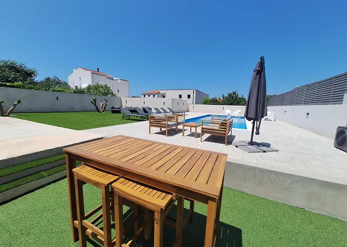 Lucy With Heated Saltwater Pool And Free Private Parking アパート