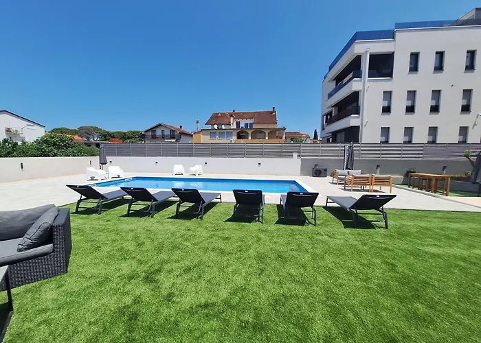 アパート Lucy With Heated Saltwater Pool And Free Private Parking