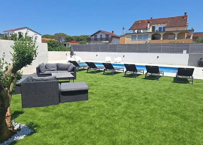 Lucy With Heated Saltwater Pool And Free Private Parking Apartman *