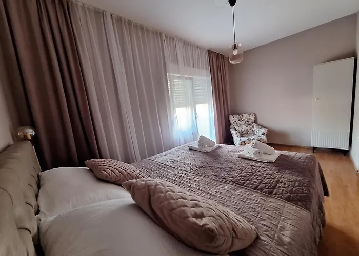 Lucy With Heated Saltwater Pool And Free Private Parking ザダル