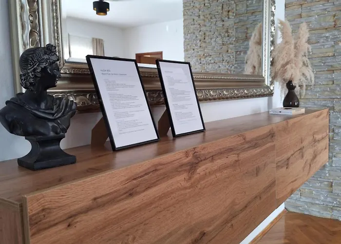 Lucy With Heated Saltwater Pool And Free Private Parking アパート *