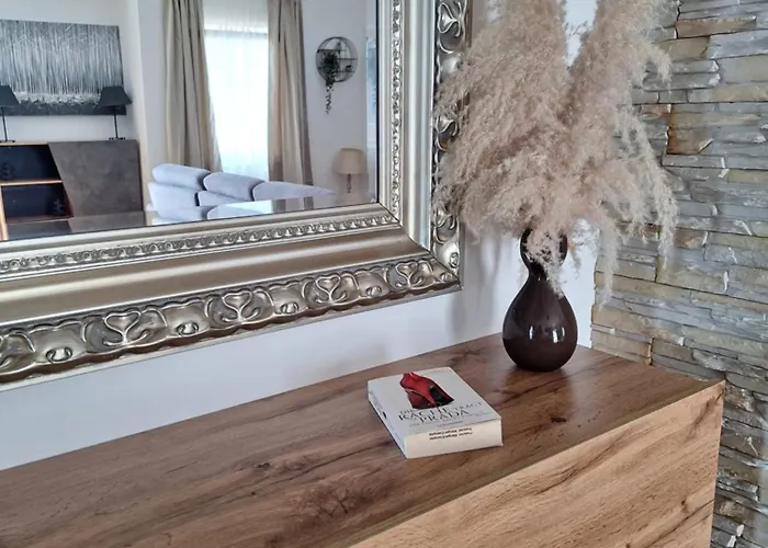 アパート Lucy With Heated Saltwater Pool And Free Private Parking *