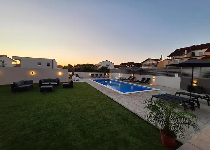 Lucy With Heated Saltwater Pool And Free Private Parking ザダル