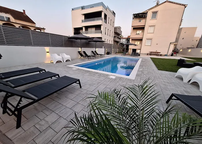 Lucy With Heated Saltwater Pool And Free Private Parking * ザダル