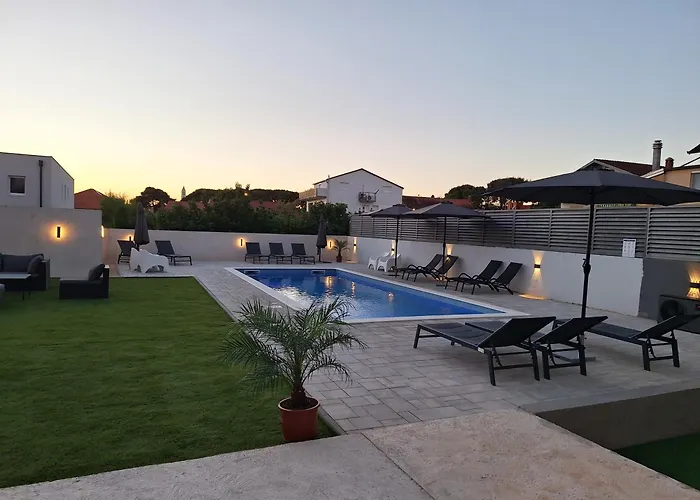 Lucy With Heated Saltwater Pool And Free Private Parking アパート *