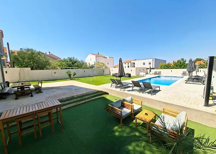 Lucy With Heated Saltwater Pool And Free Private Parking *