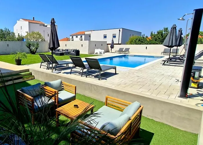 Lucy With Heated Saltwater Pool And Free Private Parking Apartman