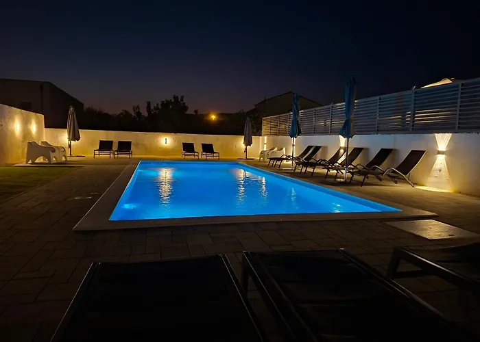 Lucy With Heated Saltwater Pool And Free Private Parking ザダル