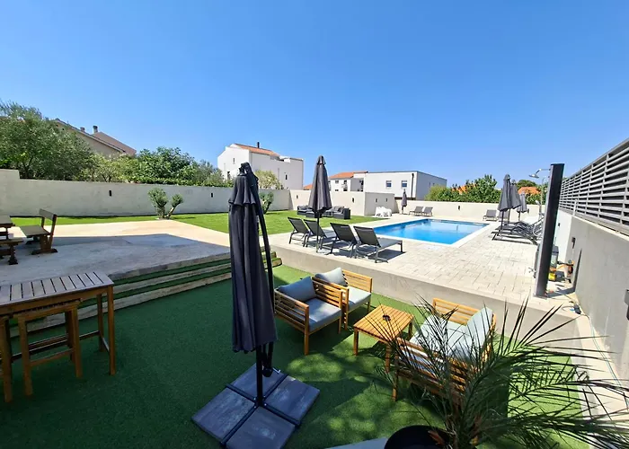 アパート Lucy With Heated Saltwater Pool And Free Private Parking *