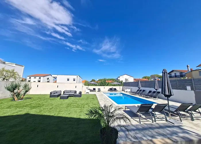 Lucy With Heated Saltwater Pool And Free Private Parking *